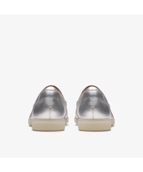 Clarks(クラークス)の「Narini Edge / ナリニエッジ(シルバーレザー)(ローファー・レディース・シルバー・UK6/UK5.5/UK5/UK4.5/UK4/UK3.5/UK3)」の5枚目の写真