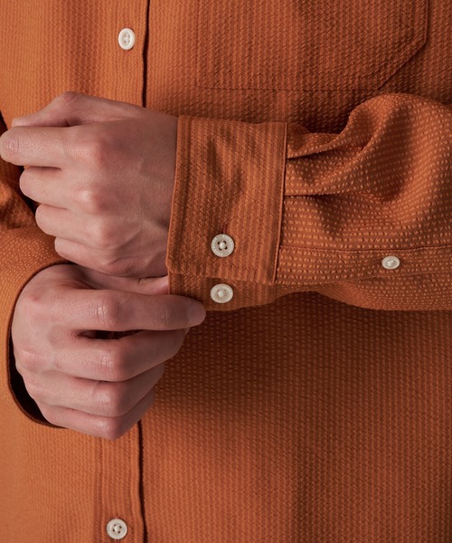 Eddie Bauer(エディーバウアー)の「パックイットテック シアサッカー 長袖シャツ(シャツ/ブラウス・メンズ・ダークオレンジ/ライトベージュ/ダークネイビー・M/XXL/XL/L)」の6枚目の写真