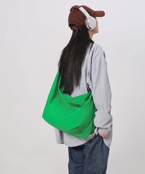 VIBGYOR（ヴィブジョー）の「urbanfemine./大容量ショルダーバッグ U7437（ショルダーバッグ・レディース・グリーン/ピンク/ベージュ/ホワイト/ブラック・FREE）」の4枚目の写真