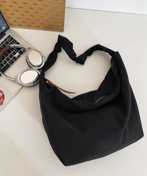 VIBGYOR（ヴィブジョー）の「urbanfemine./大容量ショルダーバッグ U7437（ショルダーバッグ・レディース・グリーン/ピンク/ベージュ/ホワイト/ブラック・FREE）」の2枚目の写真