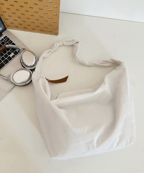 VIBGYOR（ヴィブジョー）の「urbanfemine./大容量ショルダーバッグ U7437（ショルダーバッグ・レディース・グリーン/ピンク/ベージュ/ホワイト/ブラック・FREE）」の8枚目の写真