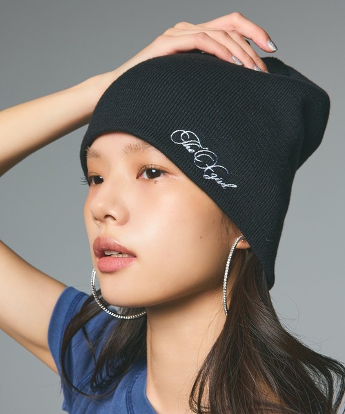 X-girl(エックスガール)の「PENCIL SCRIPT LOGO EMBROIDERED BEANIE(ニットキャップ/ビーニー・レディース・ブラック/カモフラージュ/ベージュ・ONE SIZE)」の1枚目の写真