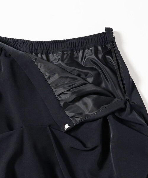 Ray BEAMS（レイビームス）の「ランダム タック ボリューム スカート（スカート・レディース・ダークブラウン/ブラック・1/0）」の5枚目の写真