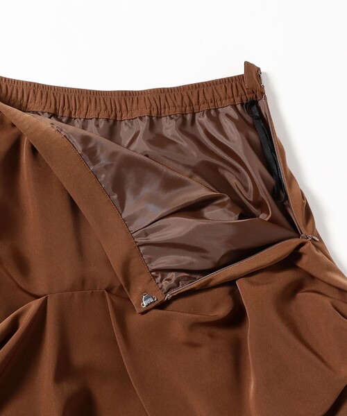 Ray BEAMS（レイビームス）の「ランダム タック ボリューム スカート（スカート・レディース・ダークブラウン/ブラック・1/0）」の9枚目の写真