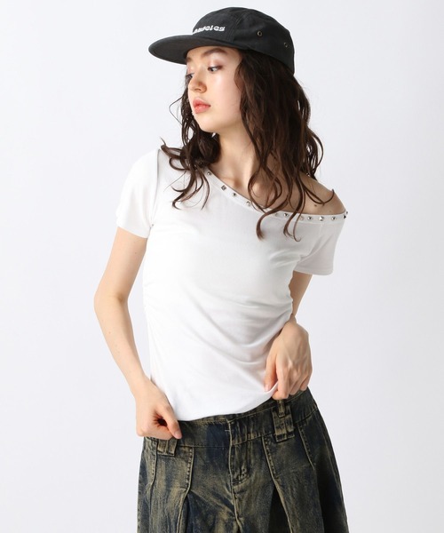 FOREVER 21(フォーエバー トゥエンティーワン)の「【2025SS】スタッズワンショルT(Tシャツ/カットソー・レディース・オフホワイト/グレー/ブラック・FREE)」の2枚目の写真