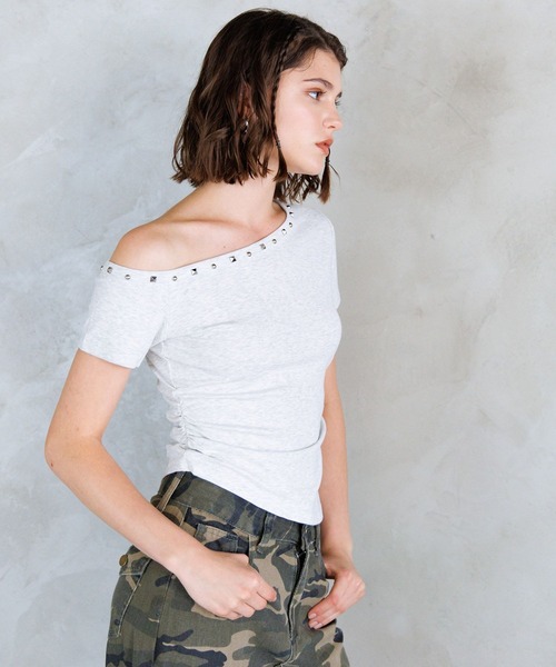 FOREVER 21(フォーエバー トゥエンティーワン)の「【2025SS】スタッズワンショルT(Tシャツ/カットソー・レディース・オフホワイト/グレー/ブラック・FREE)」の7枚目の写真
