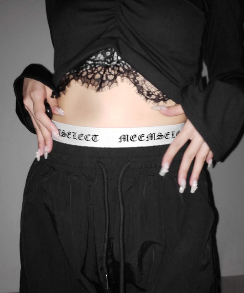 me+em select(ミームセレクト)の「【 2color / 裾絞り可能 】ウエストロゴナイロンライクワッシャーワイドパンツ / waist logo nylon-like washer wide pants(その他パンツ・レディース・ブラック×ブラック/ブラック×ホワイト・FREE)」の1枚目の写真