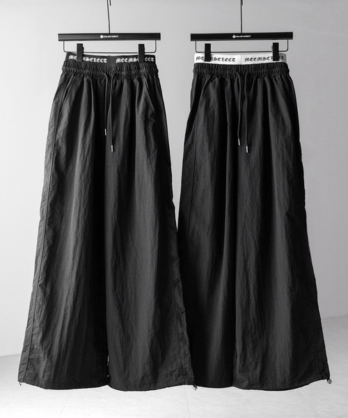 me+em select(ミームセレクト)の「【 2color / 裾絞り可能 】ウエストロゴナイロンライクワッシャーワイドパンツ / waist logo nylon-like washer wide pants(その他パンツ・レディース・ブラック×ブラック/ブラック×ホワイト・FREE)」の2枚目の写真