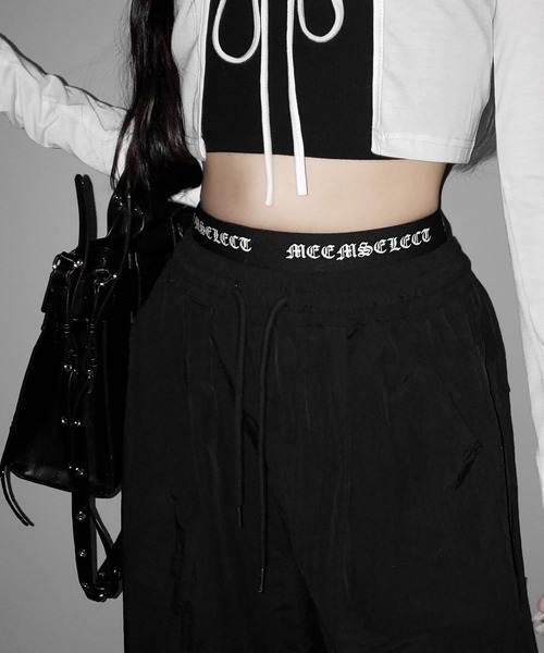 me+em select(ミームセレクト)の「【 2color / 裾絞り可能 】ウエストロゴナイロンライクワッシャーワイドパンツ / waist logo nylon-like washer wide pants(その他パンツ・レディース・ブラック×ブラック/ブラック×ホワイト・FREE)」の4枚目の写真