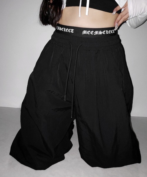 me+em select(ミームセレクト)の「【 2color / 裾絞り可能 】ウエストロゴナイロンライクワッシャーワイドパンツ / waist logo nylon-like washer wide pants(その他パンツ・レディース・ブラック×ブラック/ブラック×ホワイト・FREE)」の6枚目の写真