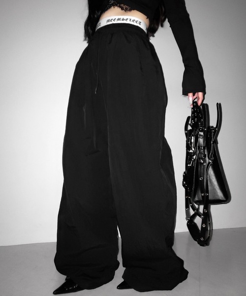me+em select(ミームセレクト)の「【 2color / 裾絞り可能 】ウエストロゴナイロンライクワッシャーワイドパンツ / waist logo nylon-like washer wide pants(その他パンツ・レディース・ブラック×ブラック/ブラック×ホワイト・FREE)」の19枚目の写真
