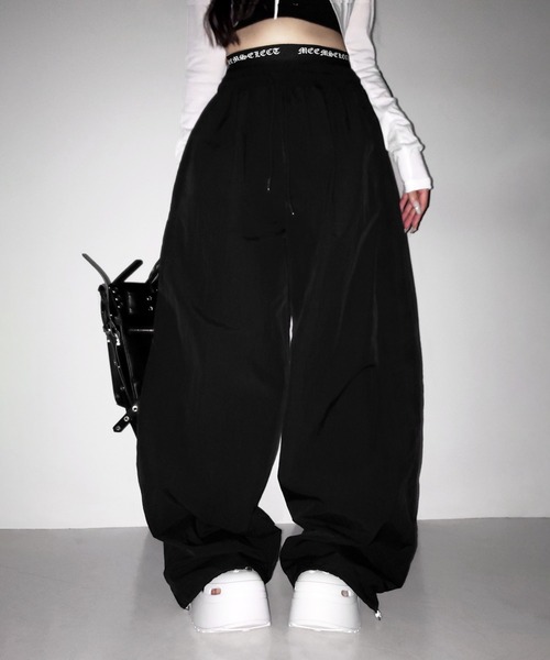 me+em select(ミームセレクト)の「【 2color / 裾絞り可能 】ウエストロゴナイロンライクワッシャーワイドパンツ / waist logo nylon-like washer wide pants(その他パンツ・レディース・ブラック×ブラック/ブラック×ホワイト・FREE)」の7枚目の写真