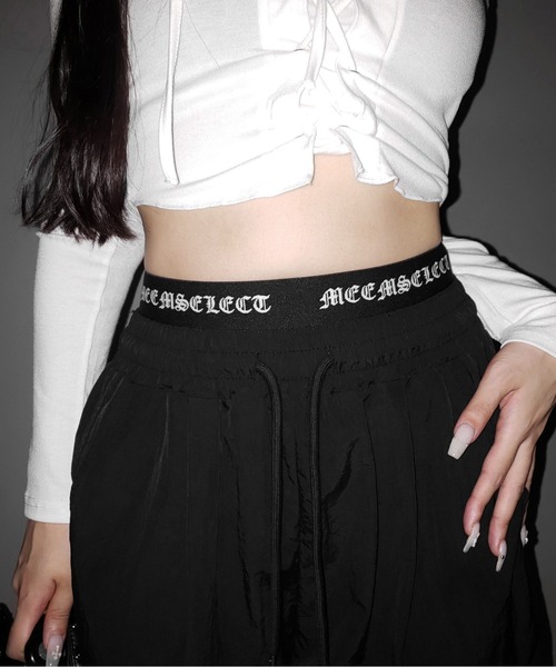 me+em select(ミームセレクト)の「【 2color / 裾絞り可能 】ウエストロゴナイロンライクワッシャーワイドパンツ / waist logo nylon-like washer wide pants(その他パンツ・レディース・ブラック×ブラック/ブラック×ホワイト・FREE)」の13枚目の写真