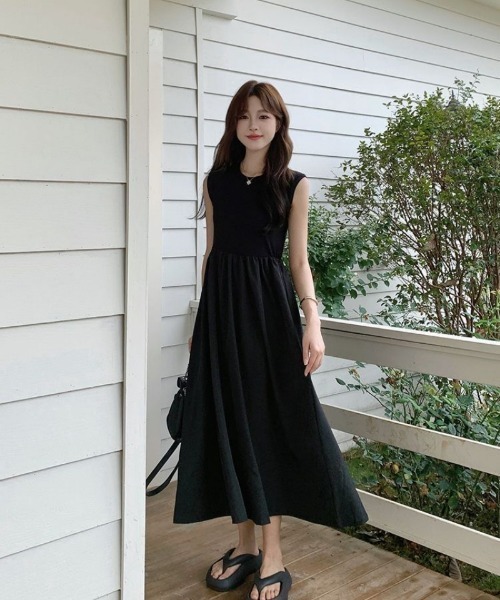 Ritzy(リッツィー)の「バックカットデザイン ミモレ丈 ノースリーブワンピース(ワンピース・レディース・ブラック・M/L/XL)」の2枚目の写真