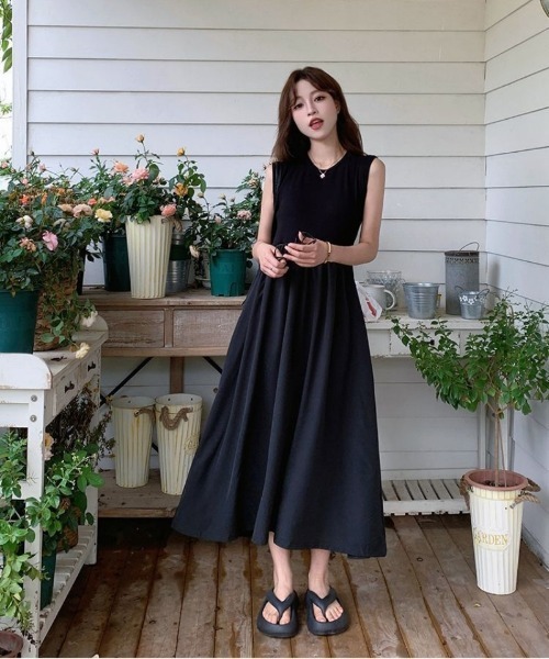 Ritzy(リッツィー)の「バックカットデザイン ミモレ丈 ノースリーブワンピース(ワンピース・レディース・ブラック・M/L/XL)」の3枚目の写真