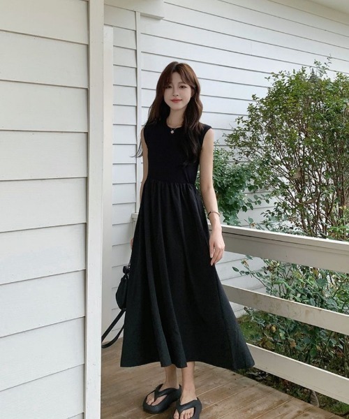 Ritzy(リッツィー)の「バックカットデザイン ミモレ丈 ノースリーブワンピース(ワンピース・レディース・ブラック・M/L/XL)」の4枚目の写真
