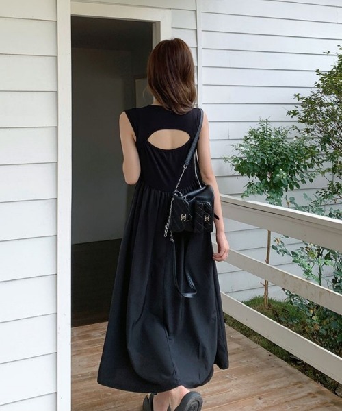 Ritzy(リッツィー)の「バックカットデザイン ミモレ丈 ノースリーブワンピース(ワンピース・レディース・ブラック・M/L/XL)」の5枚目の写真