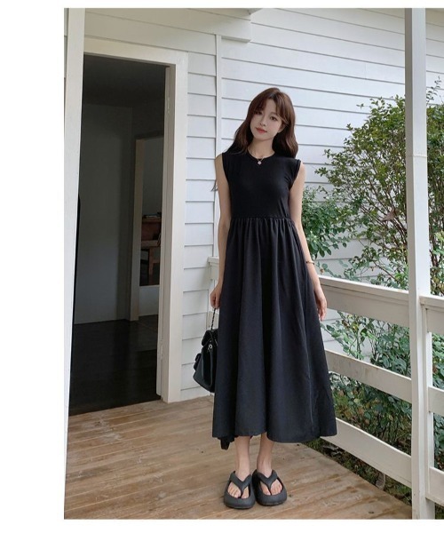 Ritzy(リッツィー)の「バックカットデザイン ミモレ丈 ノースリーブワンピース(ワンピース・レディース・ブラック・M/L/XL)」の6枚目の写真
