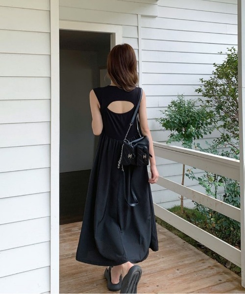Ritzy(リッツィー)の「バックカットデザイン ミモレ丈 ノースリーブワンピース(ワンピース・レディース・ブラック・M/L/XL)」の8枚目の写真