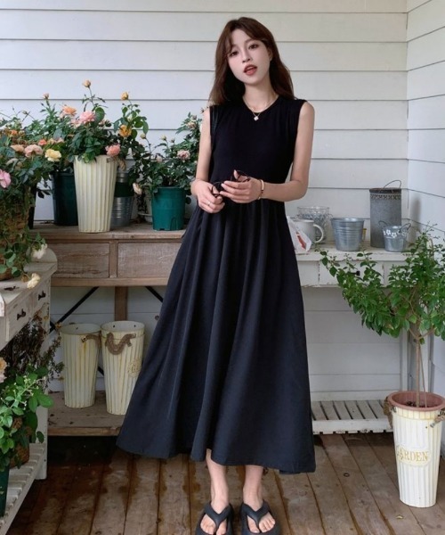 Ritzy(リッツィー)の「バックカットデザイン ミモレ丈 ノースリーブワンピース(ワンピース・レディース・ブラック・M/L/XL)」の9枚目の写真