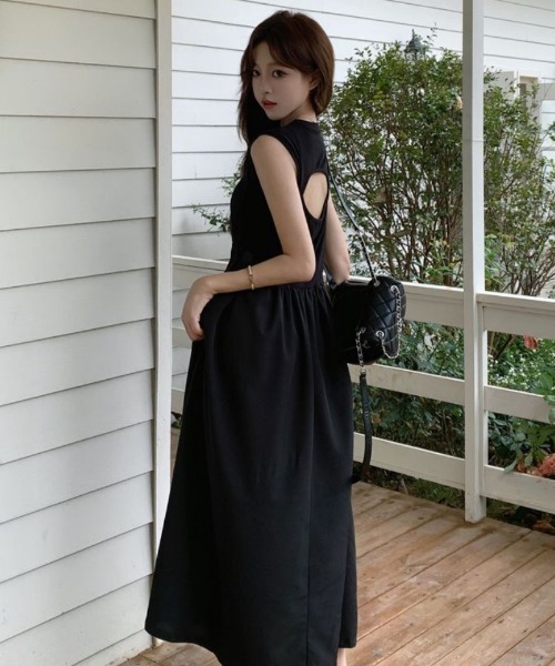 Ritzy(リッツィー)の「バックカットデザイン ミモレ丈 ノースリーブワンピース(ワンピース・レディース・ブラック・M/L/XL)」の10枚目の写真