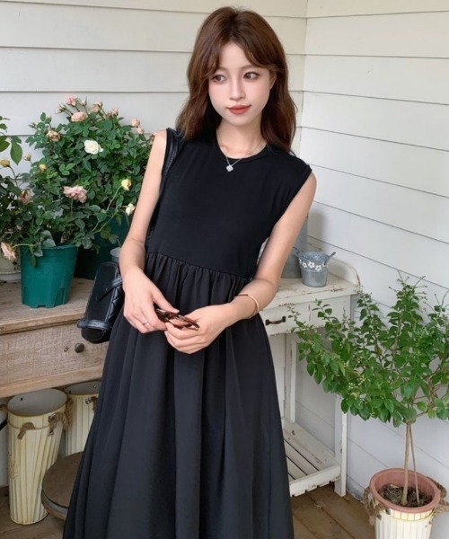 Ritzy(リッツィー)の「バックカットデザイン ミモレ丈 ノースリーブワンピース(ワンピース・レディース・ブラック・M/L/XL)」の11枚目の写真
