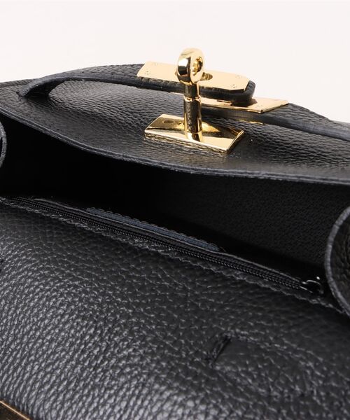 AULENTTI（オウレンティ）の「【AULENTTI/オウレンティ】金具ベルト 2WAYレザー ショルダーバッグ ハンドバッグ イタリア製（ショルダーバッグ・レディース・ブラック・FREE）」の4枚目の写真