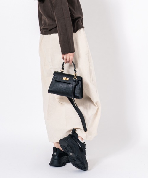 AULENTTI（オウレンティ）の「【AULENTTI/オウレンティ】金具ベルト 2WAYレザー ショルダーバッグ ハンドバッグ イタリア製（ショルダーバッグ・レディース・ブラック・FREE）」の10枚目の写真