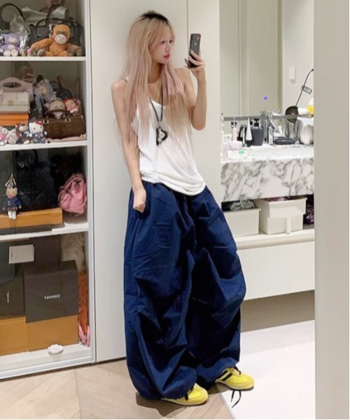 MASHIRO（マシロ）の「【MASHIRO】ワンポイント刺繍ルーズトラックパンツ ジャージ Y2K（MA/EKW121）（その他パンツ・レディース・ネイビー/レッド・FREE）」の3枚目の写真