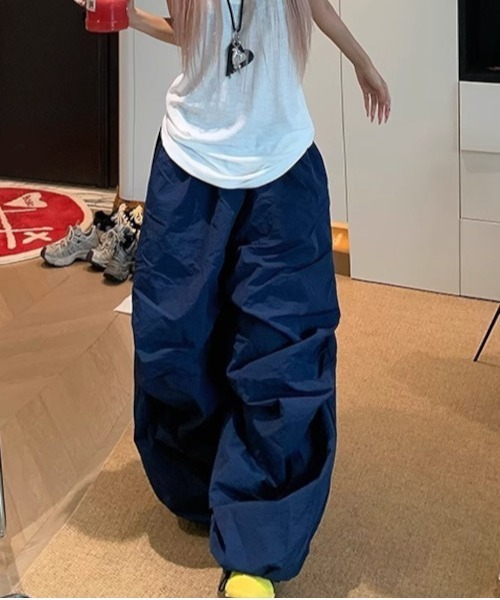 MASHIRO（マシロ）の「【MASHIRO】ワンポイント刺繍ルーズトラックパンツ ジャージ Y2K（MA/EKW121）（その他パンツ・レディース・ネイビー/レッド・FREE）」の11枚目の写真