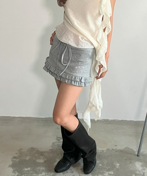 .KOM(ドットコム)の「A'GEM/9 × .kom 『.KOM/ドットケーオーエム』ショート丈フリルスウェットパンツ(その他パンツ・レディース・ブラック/グレー/オフホワイト・S/M)」の1枚目の写真