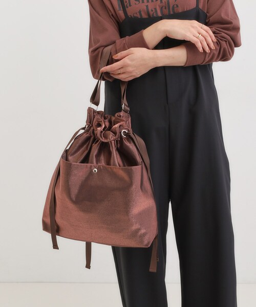 SHOO・LA・RUE(シューラルー)の「シャイニー生地巾着ショルダーバッグ(ショルダーバッグ・レディース・グレー/シルバー/ブラック/ブロンズ・00)」の4枚目の写真