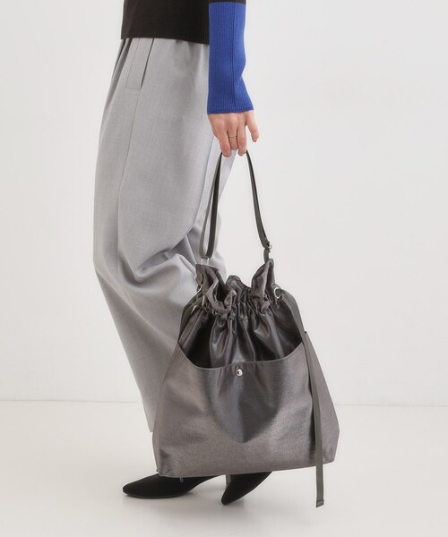 SHOO・LA・RUE(シューラルー)の「シャイニー生地巾着ショルダーバッグ(ショルダーバッグ・レディース・グレー/シルバー/ブラック/ブロンズ・00)」の3枚目の写真