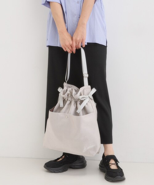 SHOO・LA・RUE(シューラルー)の「シャイニー生地巾着ショルダーバッグ(ショルダーバッグ・レディース・グレー/シルバー/ブラック/ブロンズ・00)」の1枚目の写真