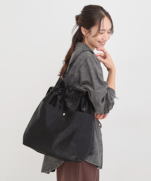 SHOO・LA・RUE(シューラルー)の「シャイニー生地巾着ショルダーバッグ(ショルダーバッグ・レディース・グレー/シルバー/ブラック/ブロンズ・00)」の2枚目の写真