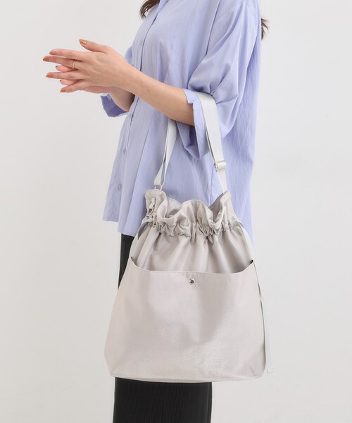 SHOO・LA・RUE(シューラルー)の「シャイニー生地巾着ショルダーバッグ(ショルダーバッグ・レディース・グレー/シルバー/ブラック/ブロンズ・00)」の5枚目の写真