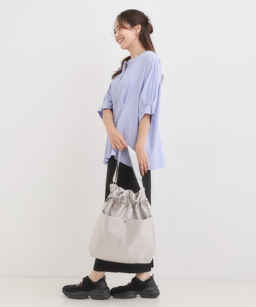 SHOO・LA・RUE(シューラルー)の「シャイニー生地巾着ショルダーバッグ(ショルダーバッグ・レディース・グレー/シルバー/ブラック/ブロンズ・00)」の6枚目の写真