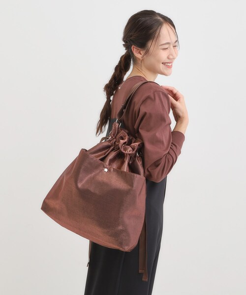 SHOO・LA・RUE(シューラルー)の「シャイニー生地巾着ショルダーバッグ(ショルダーバッグ・レディース・グレー/シルバー/ブラック/ブロンズ・00)」の7枚目の写真