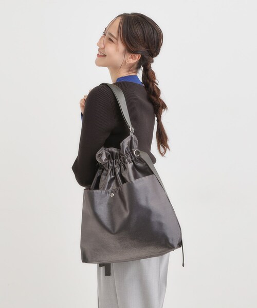 SHOO・LA・RUE(シューラルー)の「シャイニー生地巾着ショルダーバッグ(ショルダーバッグ・レディース・グレー/シルバー/ブラック/ブロンズ・00)」の9枚目の写真