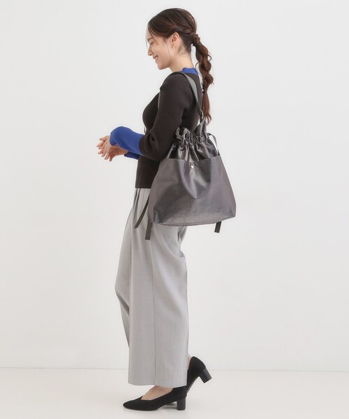 SHOO・LA・RUE(シューラルー)の「シャイニー生地巾着ショルダーバッグ(ショルダーバッグ・レディース・グレー/シルバー/ブラック/ブロンズ・00)」の10枚目の写真