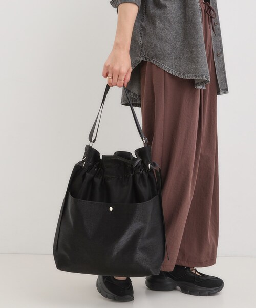 SHOO・LA・RUE(シューラルー)の「シャイニー生地巾着ショルダーバッグ(ショルダーバッグ・レディース・グレー/シルバー/ブラック/ブロンズ・00)」の11枚目の写真