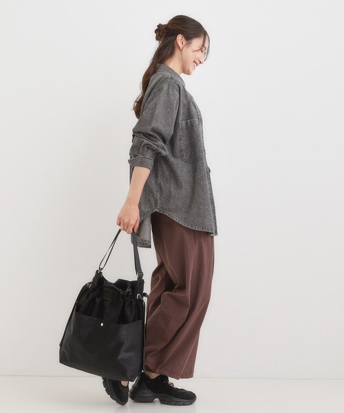 SHOO・LA・RUE(シューラルー)の「シャイニー生地巾着ショルダーバッグ(ショルダーバッグ・レディース・グレー/シルバー/ブラック/ブロンズ・00)」の12枚目の写真