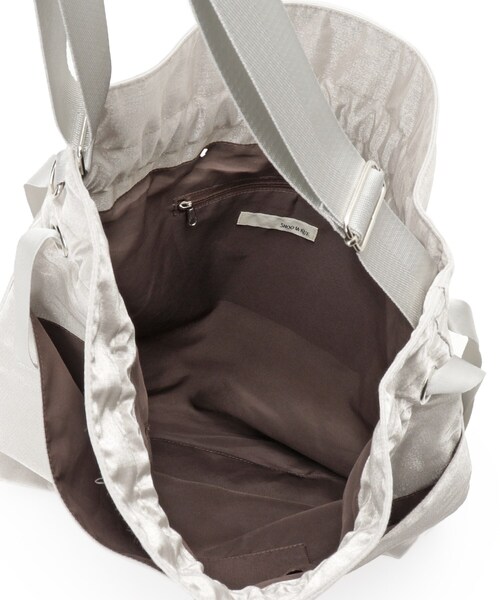 SHOO・LA・RUE(シューラルー)の「シャイニー生地巾着ショルダーバッグ(ショルダーバッグ・レディース・グレー/シルバー/ブラック/ブロンズ・00)」の20枚目の写真