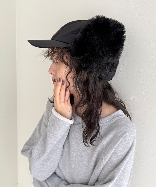 fredy emue(フレディエミュ)の「【CONTROL FREAK/コントロールフリーク】ボアイヤーカバーナイロンキャップ(キャップ・レディース・ベージュ/ブラック・FREE)」の2枚目の写真