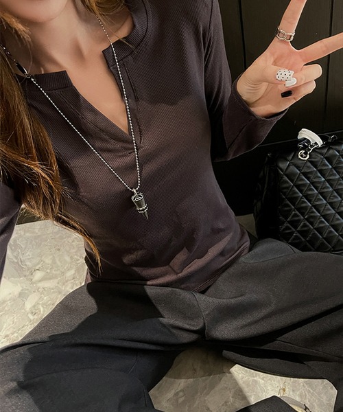by LEGNA(バイレグナ)の「キーネックリブロンT(Tシャツ/カットソー・レディース・チャコールグレー/杢グレー/ブラウン/ホワイト/ブラック/ベージュ・X-LARGE/LARGE/MEDIUM)」の3枚目の写真