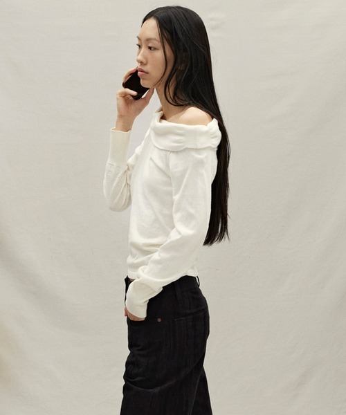 anggae（アンゲ）の「anggae/アンゲ OFF SHOULDER PULLOVER オフショルダーカシミヤニットトップス 冬服（ニット/セーター・レディース・ブラック/アイボリー・S/M）」の2枚目の写真