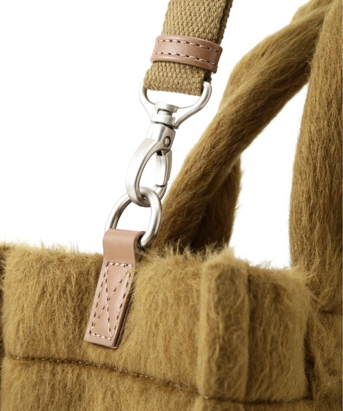 AVIREX(アヴィレックス)の「《直営店限定》SHAGGY BAG(トートバッグ・レディース・マスタード/ブラック・F)」の13枚目の写真