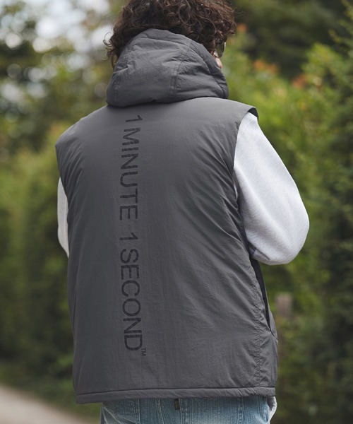 1minute 1second(ワンミニットワンセカンド)の「mcg3722-cursive embroidery hooded vest フーデッドナイロンベスト(1M25F020)(ベスト・メンズ・チャコール/ブラック・XL/L/M/S)」の2枚目の写真