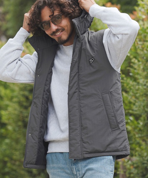 1minute 1second(ワンミニットワンセカンド)の「mcg3722-cursive embroidery hooded vest フーデッドナイロンベスト(1M25F020)(ベスト・メンズ・チャコール/ブラック・XL/L/M/S)」の4枚目の写真