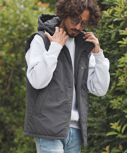 1minute 1second(ワンミニットワンセカンド)の「mcg3722-cursive embroidery hooded vest フーデッドナイロンベスト(1M25F020)(ベスト・メンズ・チャコール/ブラック・XL/L/M/S)」の3枚目の写真